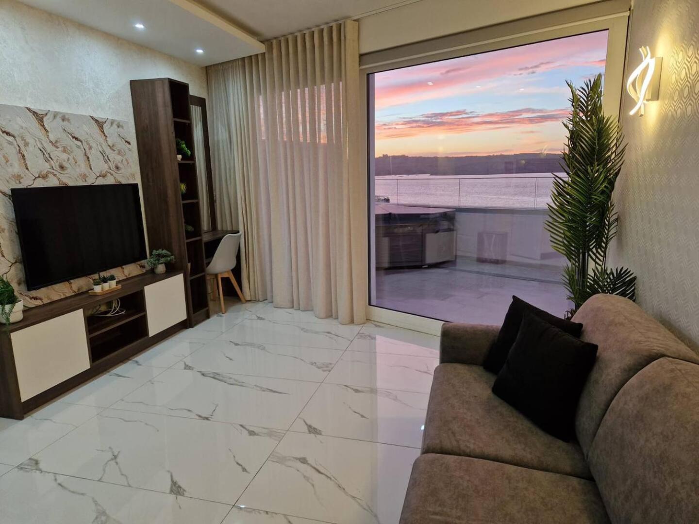 Ivory Ph With Views And Jacuzzi By Homely Appartement